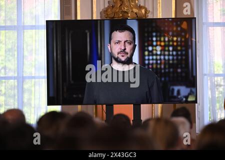 Der ukrainische Präsident Wolodymyr Zelenskyj spricht am 30. April 2024 in Prag, Tschechische Republik, im Rahmen eines Videogesprächs während der Konferenz zum Thema 20 Jahre Tschechien in der EU: Vision für ein erweitertes Europa. (CTK Foto/Michal Kamaryt) Stockfoto