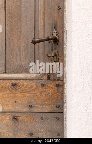 Aigues-Mortes, Gard, Okzitanien, Frankreich. Eine alte Holztür in Südfrankreich. Stockfoto