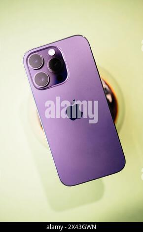 Paris, Frankreich, 29. September 2022: Overhead-Aufnahme, die die Eleganz eines violetten iPhone Pro Kamerasystems auf einem grünen Hintergrund mit Farbverlauf festlegt. Stockfoto