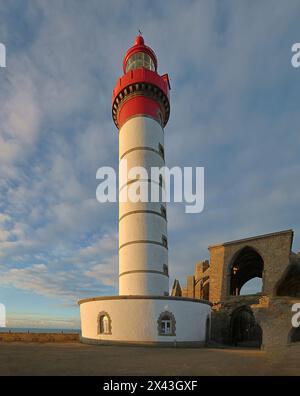 Frankreich, Bretagne, Plougonvelin. Ruinen der Abtei Saint Mathieu und des Leuchtturms Saint Mathieu Stockfoto