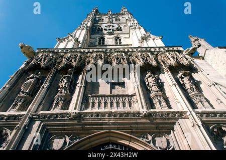 Weitwinkelblick auf die Kathedrale von Canterbury: Westfront, von Süden gesehen, mit Blick auf den North East Tower über dem Westeingang Stockfoto