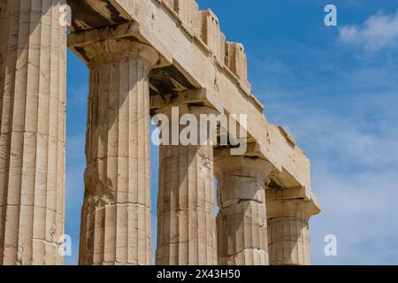 Nahaufnahme der verbliebenen Säulen und Ruinen am Parthenon, Akropolis. Das Parthenon, Athen, Griechenland. Stockfoto