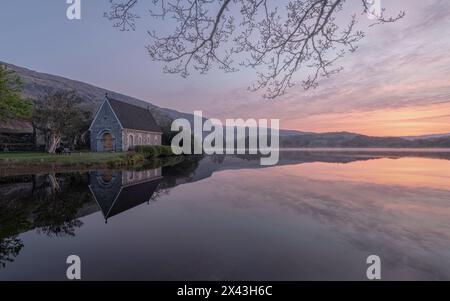 Irland, Cork, Gougane Barra. Kirchen- und Bergreflexionen im See. Stockfoto