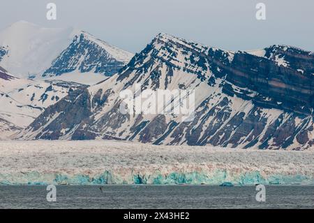 Eisbedeckte Berge und eine Gletschergrenze Kongsfjorden bei NY-Alesund, Kongsfjorden, Spitzbergen Island, Svalbard, Norwegen. Stockfoto