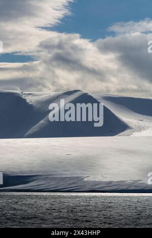 Schneebedeckte Berge in der Hinlopenstraße. Nordaustlandet, Spitzbergen, Norwegen Stockfoto