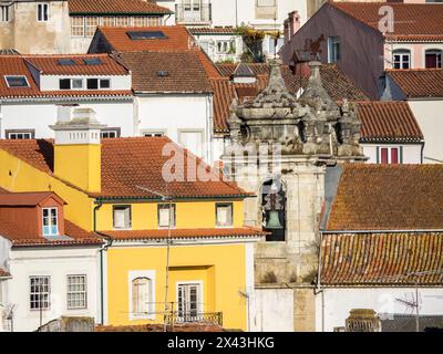 Die Dächer der Stadt Coimbra und der alte Glockenturm der St. Bartholomäus Kirche. Stockfoto