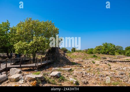 Blick auf die antike Stadt Troja mit Ruinen und Holzsteg. Canakkale Turkiye - 4.13.2024 Stockfoto