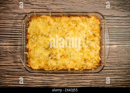 Blick von oben auf Kuchen mit Fleisch und Kartoffeln, die im Ofen in einem Glasblech gebacken wurden Stockfoto