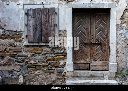 Blick auf eine Holztür und ein verschließtes Fenster. Isola, Slowenien. Stockfoto