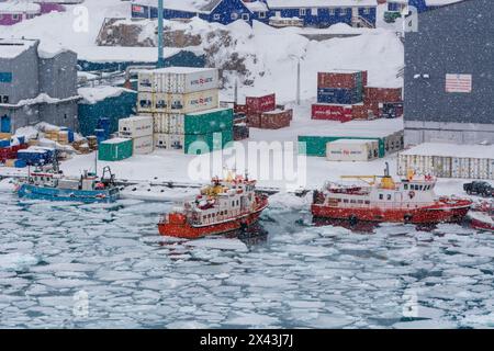 Fischerboote im gefrorenen Hafen während eines Schneesturms. Ilulissat, Grönland. (Nur Für Redaktionelle Zwecke) Stockfoto