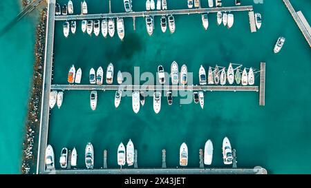 Serene Marina Scene von oben: Segelboote, die an einer Calm Azure Bay ankern. Italien, Peschiera del Garda. Stockfoto