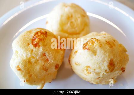 Nahaufnahme mit leckerem und Chewy Pao de Queijo, traditionellem brasilianischem Käsebrot Stockfoto