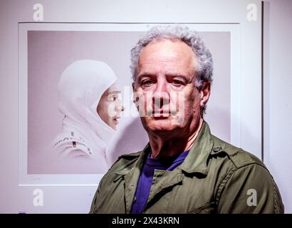 London, Großbritannien. April 2024 30. Der Fotograf Jon Nicholson steht neben seinem berühmten letzten Foto von Ayrton Senna, das nur wenige Stunden vor seinem Tod in Imola 1994 aufgenommen wurde. Macchina - Senna, Ausstellung gleichen Namens in der Aperture Gallery in London W1.vom 9. Mai 2024.Paul Quezada-Neiman/Alamy Live News Credit: Paul Quezada-Neiman/Alamy Live News Stockfoto