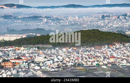 Die Morgenlandschaft im Tal da Lat, Vietnam mit Nebel bedeckt während Sonnenaufgang Blick vom Hügel. Da Lats Umwelt. Da Lat City Antennenpanor Stockfoto