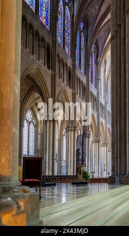 Landschaft im Inneren der Kathedrale von Reims in Reims, der bevölkerungsreichsten Stadt im französischen Departement Marne Stockfoto