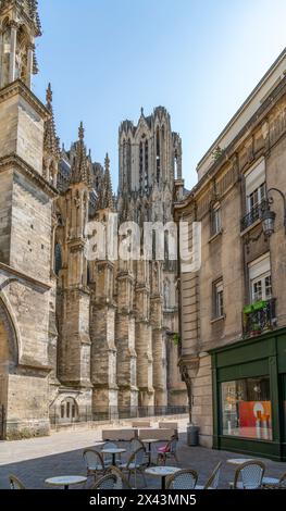 Eindruck rund um die Kathedrale von Reims in Reims, der bevölkerungsreichsten Stadt im französischen Departement Marne Stockfoto