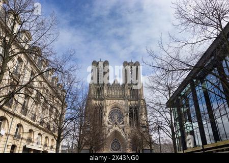 Die wunderschöne gotische Kathedrale unserer Lieben Frau von Reims in Marne, Grand-EST in Frankreich. Mit umliegenden Gebäuden und einem großen Kopierraum darüber. Stockfoto