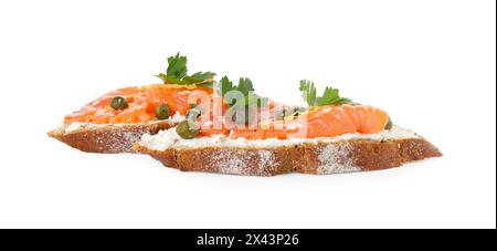 Leckere Kanapees mit Lachs, Kapern und Frischkäse isoliert auf weiß Stockfoto