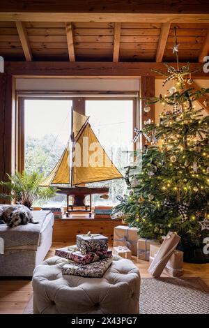 Modellyacht im Fenster mit Weihnachtsbaum in East Sussex Haus, Südostengland, Großbritannien Stockfoto