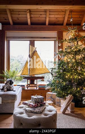 Modellyacht im Fenster mit Weihnachtsbaum in East Sussex Haus, Südostengland, Großbritannien Stockfoto