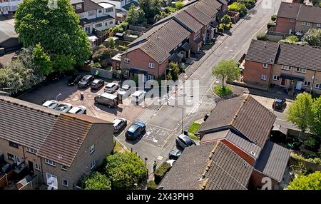 Polizei in einem Van auf Laing Close in Hainault, Ost-London, nach Berichten von Messerstechereien und Angriffen auf Polizeibeamte. Ein schwertschwingender Mann wurde verhaftet, nachdem Zeugen von Schreien und Schreien nach Berichten von Messerstechern und Angriffen gesprochen hatten. Fünf Menschen wurden nach dem Vorfall gegen 7 Uhr morgens am Dienstag ins Krankenhaus gebracht, teilte der Londoner Ambulance Service mit. Bilddatum: Dienstag, 30. April 2024. Stockfoto