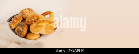 In rus werden verschiedene rötliche Gebäckstücke, Brotprodukte, Bäckerei, Brötchen, Käse- und Mohnbrötchen, Brezeln und Hüttenkäsekuchen präsentiert Stockfoto