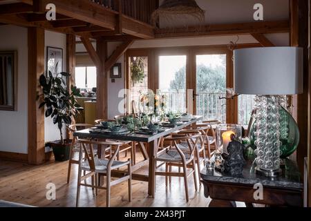 Hölzerner Esstisch und Stühle zu Weihnachten in East Sussex Home, Südostengland, Großbritannien Stockfoto