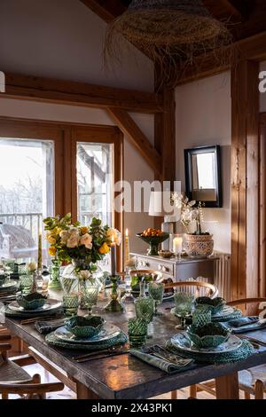 Hölzerner Esstisch und Stühle zu Weihnachten in East Sussex Home, Südostengland, Großbritannien Stockfoto