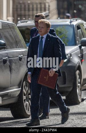 Downing Street, London, Großbritannien. April 2024 30. Grant Shapps Abgeordneter, Verteidigungsminister in der Downing Street. Quelle: Malcolm Park/Alamy Live News Stockfoto