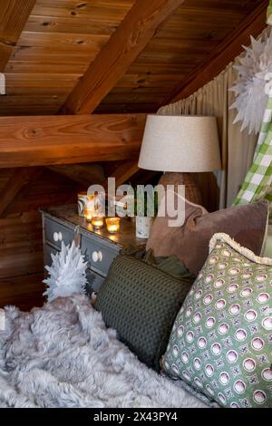 Lampe und beleuchtete Teelichter am Bett des Hauses East Sussex, Südostengland, Großbritannien Stockfoto