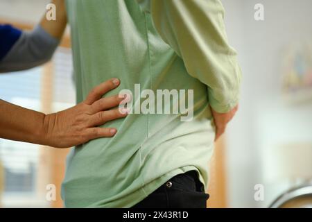 Nahaufnahme von der Untersuchung des Rückens eines älteren Mannes. Rehabilitation und Gesundheitskonzept Stockfoto