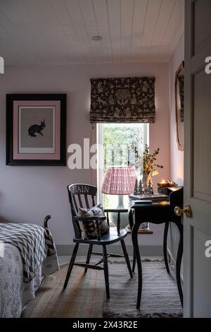 Frisiertisch und Stuhl im Schlafzimmer von East Sussex Haus, Südostengland, Großbritannien Stockfoto