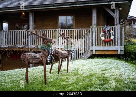 Rentierstatuen im Garten von East Sussex zu Weihnachten in Südostengland, Großbritannien. Stockfoto