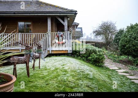 Rentierstatuen im Garten von East Sussex zu Weihnachten in Südostengland, Großbritannien. Stockfoto