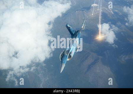 Eine F-16 der US Air Force, die der 18. Aggressor Squadron, Eielson Air Force Base, Alaska, zugeteilt ist, betankt von einem KC-135 Stratotanker Stockfoto