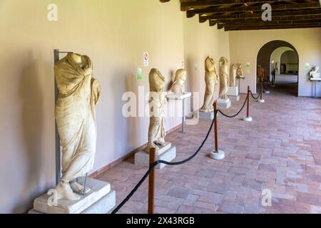 Klassische Skulpturen Statuen im Archäologiemuseum, im Archäologischen Park Apollonia, Pojan, Albanien Stockfoto