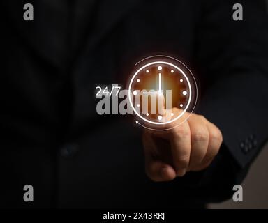 Geschäftsmann zeigt auf virtuellen Bildschirm rund um die Uhr. Die Qualität des Service-Supports für den Kunden. Für technische Produktunterstützung. Stockfoto