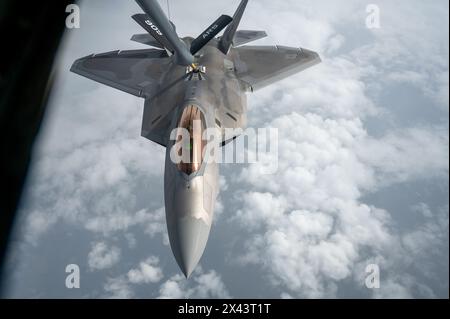 Ein F-22 Raptor der US Air Force, der dem 3. Flügel zugewiesen ist, erhält Treibstoff von einem KC-135 Stratotanker, der der 909. Luftbetankungsstaffel in Kadena zugeordnet ist Stockfoto