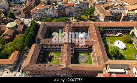 Draufsicht der Universität Mailand während der Milano Design Week 2024. Multidisziplinäre Universität mit mehreren historischen Gebäuden, mit einem Stockfoto