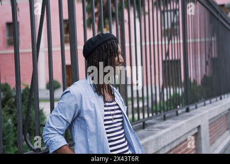 Stilvoller afrikanischer Mann mit langen Zöpfen oder Dreadlocks im Gesicht Stockfoto