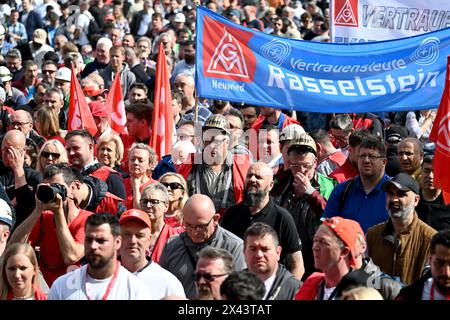 Duisburg, Deutschland. April 2024 30. Gewerkschaftsmitglieder und Stahlarbeiter haben sich bei einer Protestkundgebung von Mitarbeitern der Stahlsparte von ThyssenKrupp versammelt. Sie wollen gegen den Ansatz des Managements bei der Vereinbarung mit dem neuen Miteigentümer EPCG demonstrieren. Der betriebsrat und die gewerkschaft IG Metall haben die Demonstration einberufen. Es werden mehr als 10.000 Teilnehmer erwartet. Quelle: Federico Gambarini/dpa/Alamy Live News Stockfoto