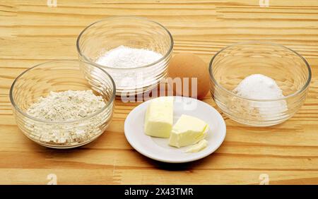 Zutaten für kurzes Gebäck auf Holztisch Stockfoto