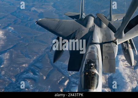 Eine F-15 Eagle der US Air Force, die der 44th Fighter Squadron auf der Kadena Air Base in Japan zugeordnet ist, wird von einem KC-135 Stratotanker betankt, der der 22nd A zugeordnet ist Stockfoto