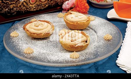 Kurze Teigkörbe mit Kastaniencreme. Stockfoto