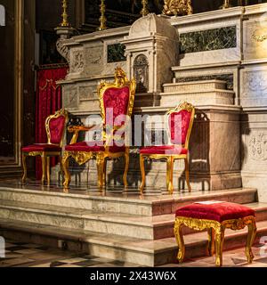 Altar und rote Samtstühle in einer barocken Kirche in der Stadt Galatina, Provinz Lecce, Apulien, Italien Stockfoto