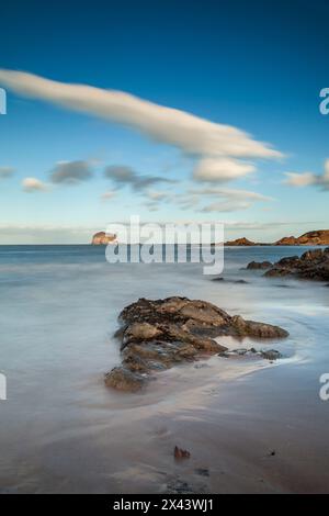 Eine lange Exposition von Wellen und Bass Rock in der Nähe von North Berwick Schottland Stockfoto