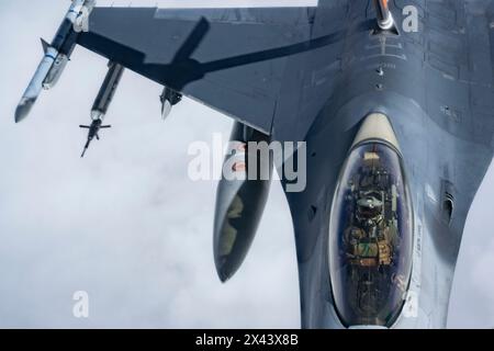 Eine F-16-Kampffalke der US-Luftwaffe, die der 80th Fighter Squadron, Kunsan Air Base, Republik Korea, zugewiesen ist, betankt von einem KC-135 Stratotanker AS Stockfoto