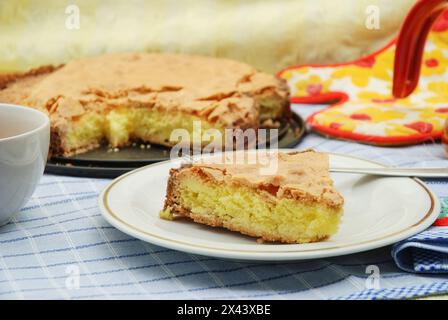 Mandelscheiben Kuchen mit einer Tasse Tee. Stockfoto