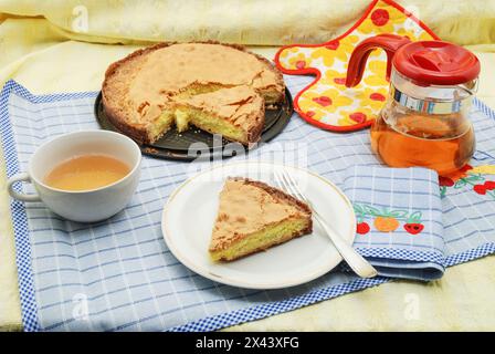 Mandelscheiben Kuchen mit einer Tasse Tee. Stockfoto