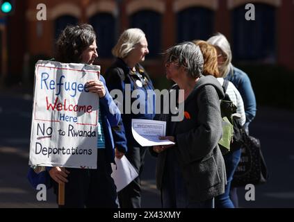 Loughborough, Leicestershire, Großbritannien. 30. April 2024. Demonstranten, die gegen die geplante Deportation von Migranten und Flüchtlingen nach Ruanda demonstrieren, stehen vor einem Meldezentrum für die Durchsetzung von Einwanderungsfragen. Credit Darren Staples/Alamy Live News. Stockfoto